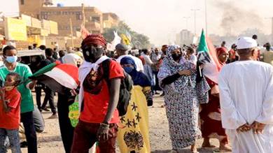 متظاهرون يشاركون في مسيرة احتجاجية ضد الحكم العسكري في أعقاب الانقلاب في الخرطوم